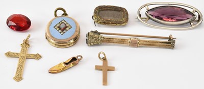 Lot 789 - Two 9ct yellow gold crucifix pendants, a...