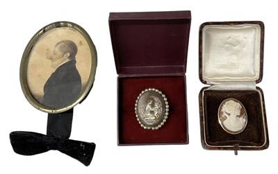 Lot 843 - A 9ct yellow gold cameo brooch, 3 x 2.5cm, a...