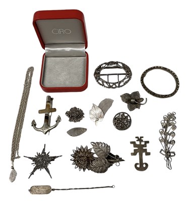 Lot 823 - A small quantity of 925 hallmarked silver and...