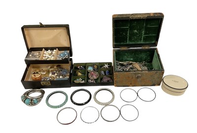 Lot 788 - A quantity of costume jewellery including...