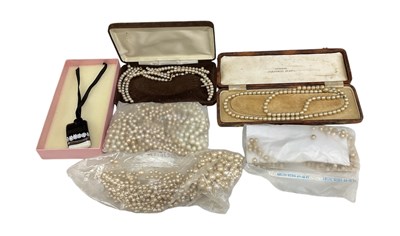 Lot 884 - A quantity of seed pearl and simulated pearl...