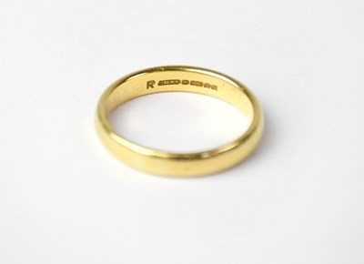 Lot 736 - An 18ct yellow gold wedding band
