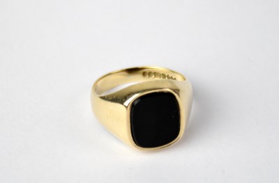 Lot 744 - A 9ct yellow gold signet ring