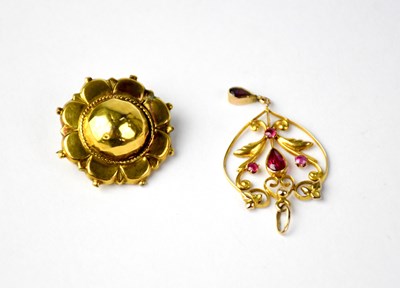 Lot 806 - A 10ct gold brooch