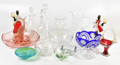 Lot 604 - A small collection of decorative glass...