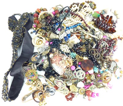 Lot 867 - A large quantity of costume jewellery