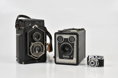 Lot 2677 - Three cameras, including a Zeiss Ikon Ikoflex...