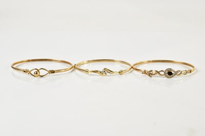 Lot 1562 - Three 9ct yellow gold hinged oval bangles,...