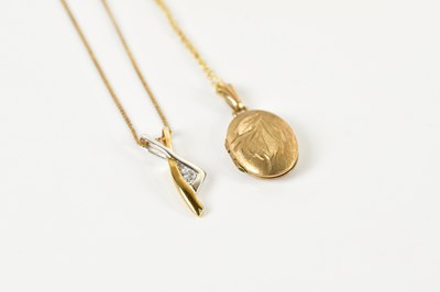 Lot 394 - A 9ct yellow gold oval locket on chain and a...