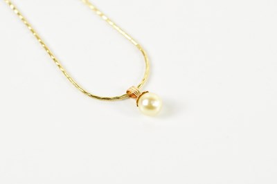Lot 385 - An 18ct yellow gold chain suspending a...