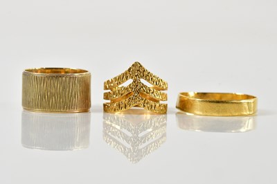 Lot 1382 - An 18ct yellow gold wedding band (af), size Y,...