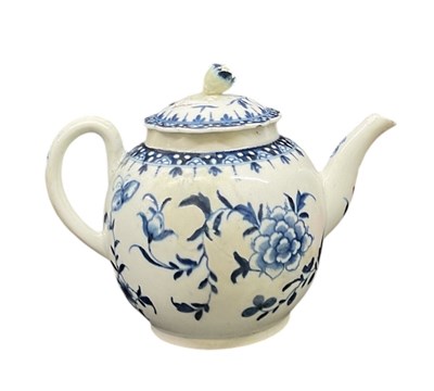 Lot 545 - An 18th century first period Worcester blue...