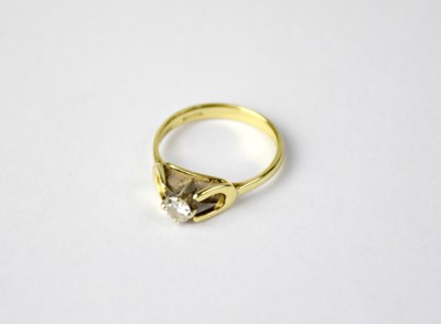 Lot 756 - A 14ct yellow gold diamond solitaire ring