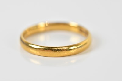 Lot 1509 - An 18ct yellow gold wedding band, size N,...