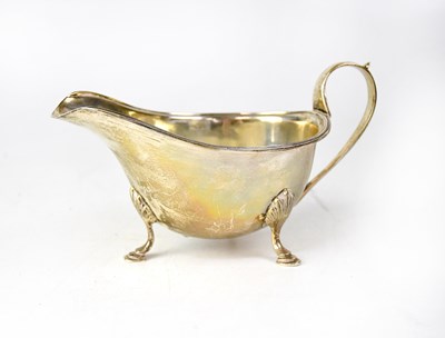 Lot 684 - A George V hallmarked silver sauce boat on...